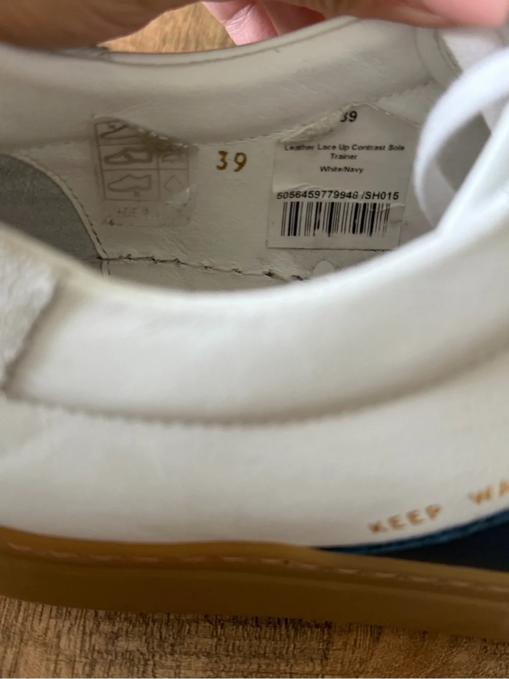 Me+Em Trainer White Leather Low-Top Sneakers with Navy Accent and Gum Sole Sz 39